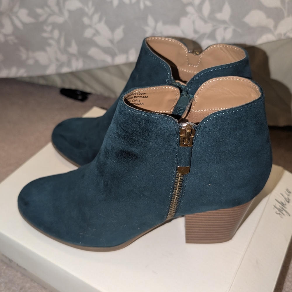 Stylish Women's Ankle Boots in Teal Suede